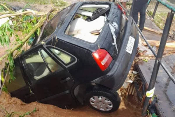 carro destruído