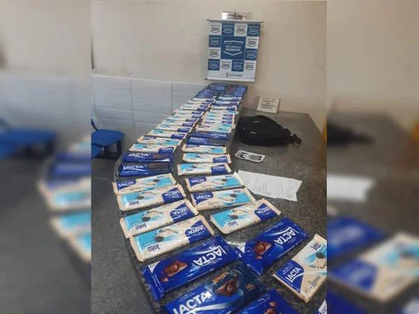 Homem é preso ao tentar furtar 91 barras de chocolate em mercado