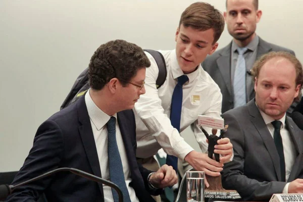 Vídeo: Ricardo Salles recebe “prêmio” de “Exterminador do Futuro”