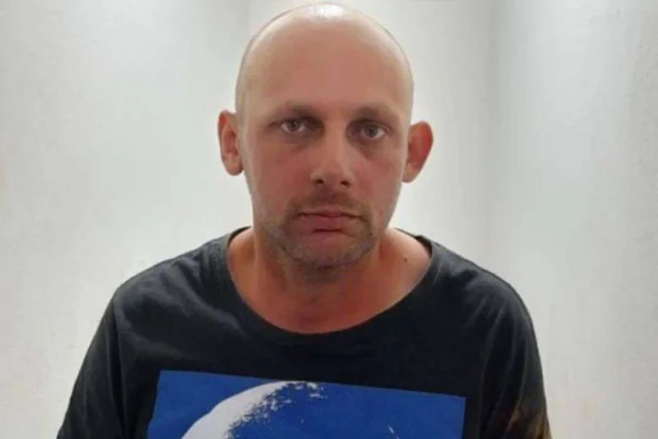Foto colorida de um homem-Metrópoles