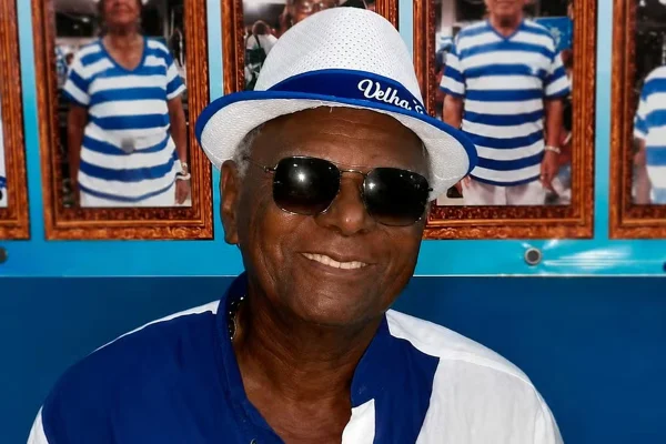 Imagem colorida mostra o sambista Dinho da Portela - metrópoles