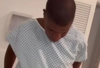 Imagem de homem com roupa cirúrgica com cabeça baixa - Metrópoles