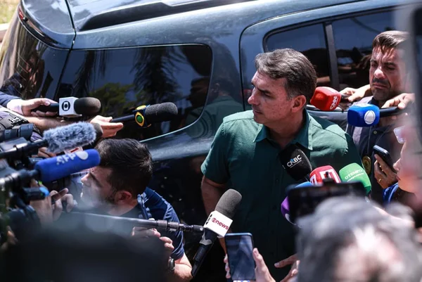 Flávio Bolsonaro (PL) dá entrevista