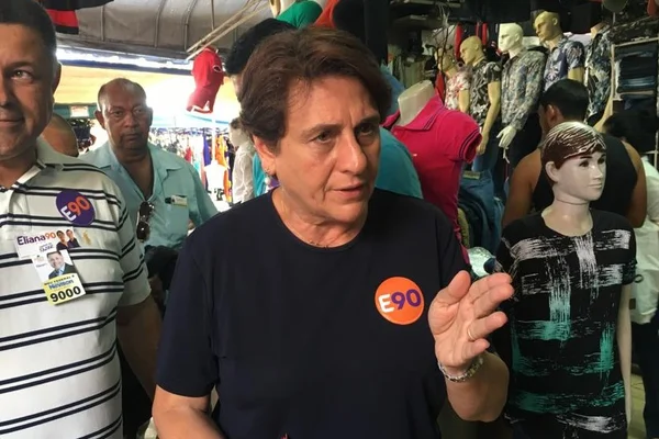 Mulher com adesivo de partido político