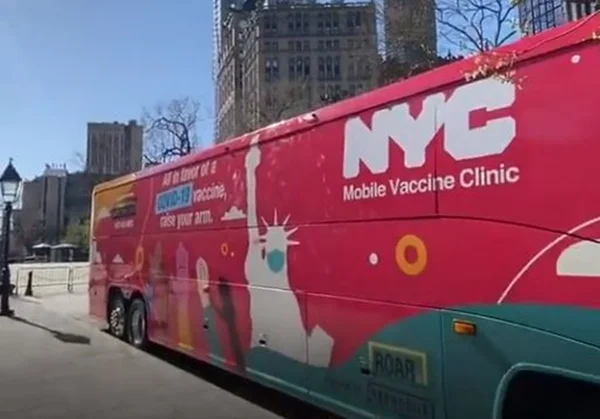NY oferece vacina contra Covid em ônibus estacionado em frente à ONU