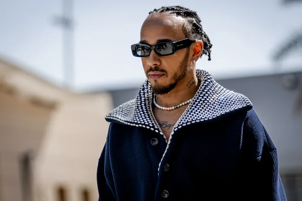 Imagem colorida de Lewis Hamilton - Metrópoles