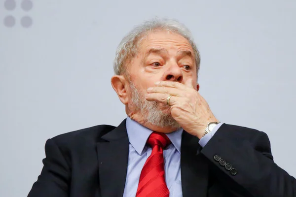 Escrevente diz ter feito minuta do sítio em que Lula aparece como dono