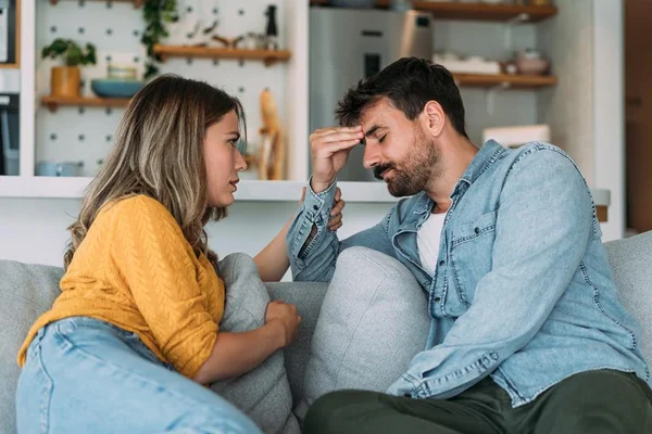 Foto de um homem com uma mulher no sofá - Metrópoles