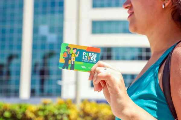 Mão segura cartão do passe livre estudantil - Metrópoles