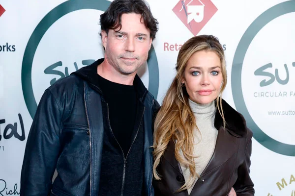 Aaron Phypers e Denise Richards posam juntos durante evento - Metrópoles