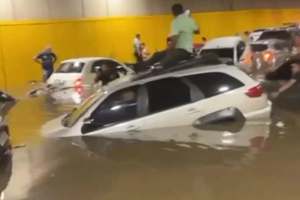 Túnel do Anhangabaú alaga e deixa motoristas e passageiros ilhados