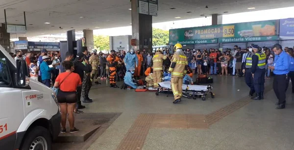 mulher em parada cardiaca é salva pelo corpo de bombeiros na rodoviaria do plano piloto