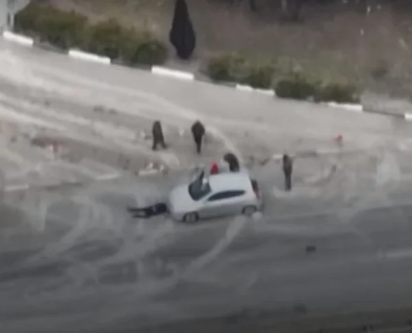 Em vídeo é possível ver momento em que soldados russos atiram em civil ucraniano mesmo após ele se render - Metrópoles