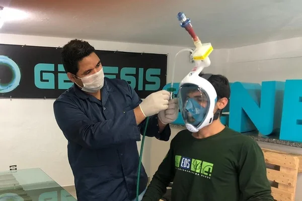 Máscara de mergulho adaptada como respirador para ser usada em pacientes com Covid-19