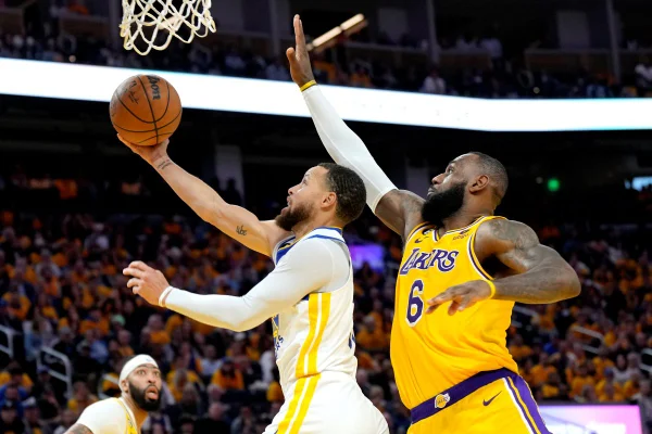 Stephen Curry e LeBron James - Metrópoles