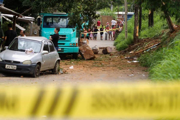 Uma criança de 9 anos morreu após um caminhão carregado de areia e pedras de grande porte tombar na DF-150, na manhã desta terça-feira (26/11). O acidente aconteceu próximo à Fercal.