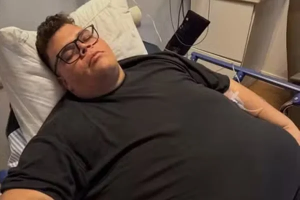 Gordão da XJ é hospitalizado às pressas após urinar sangue