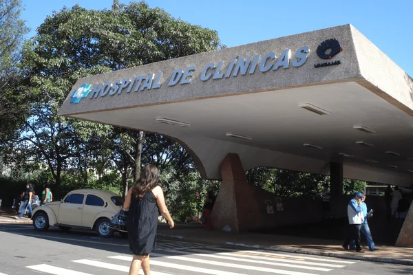 Imagem colorida da fachada do Hospital de Clínicas da Unicamp, onde o menino de 3 anos estava internado em estado gravíssimo - Metrópoles