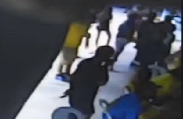Vídeo: homem abre fogo contra grupo que assistia a jogo em distribuidora