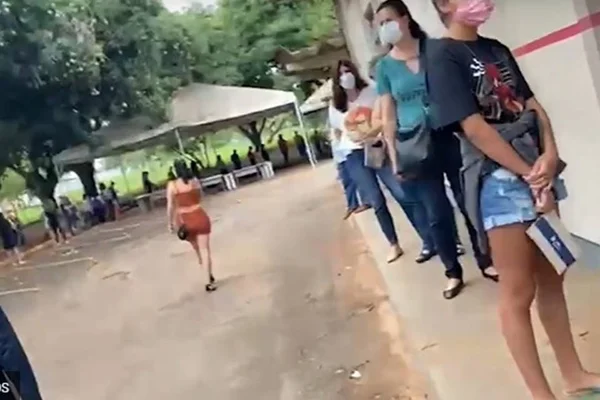 Pacientes em fila para dose de reforço