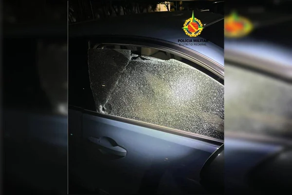 Foto colorida de porta do passageiro de um carro com janela quebrada