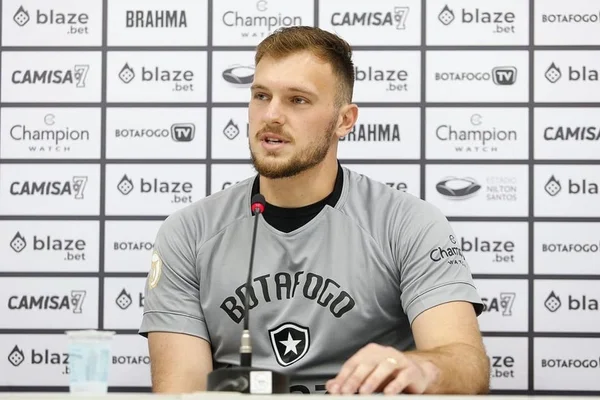 Lucas Perri, goleiro do Botafogo, fala com a imprensa - Metrópoles