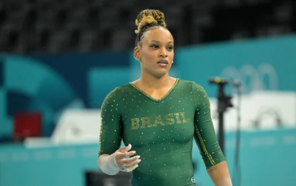 Imagem colorida de Rebeca Andrade no treino de pódio de Paris 2024- Metópoles