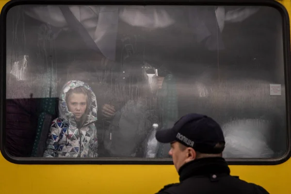 refugiados ucranianos deixam cidade em trem