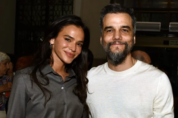 Wagner Moura e Bruna Marquezine na estreia de peça de Wagner Moura no Rio de Janeiro