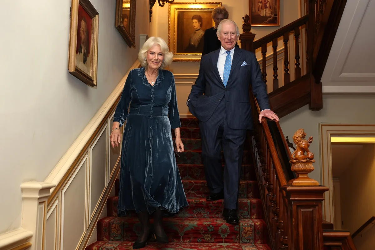 Hoje o rei é casado com a rainha Camilla Hoje o rei é casado com a rainha Camilla