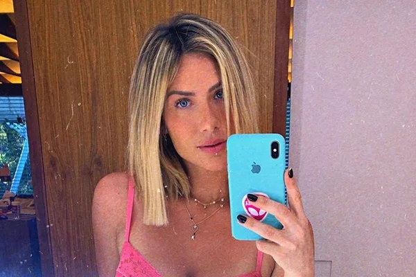 Gio Ewbank posta foto de lingerie, mas barriga chama a atenção