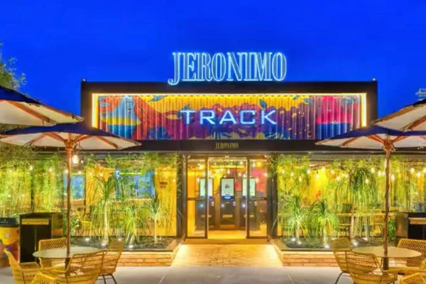Fachada com plantas e luzes escrito Jeronimo Track