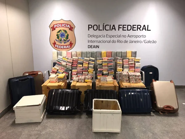 Bagagens com etiquetas de Brasília são apreendidas com 60kg de cocaína