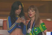 Foto gerada com IA de Camilla Cabelo e Taylor Swift assistindo ao jogo do Brasil contra a Escócia