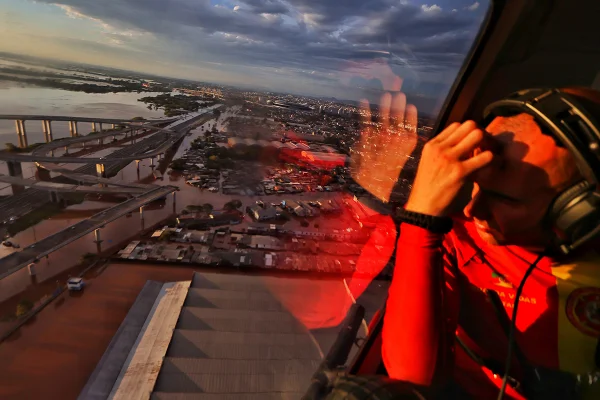 Operação de resgate com o helicóptero do Corpo de Bombeiros na Região Metropolitana