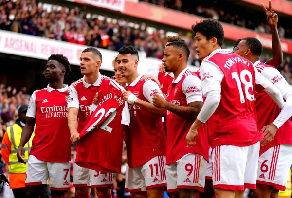 Com gol de Martinelli, e Jesus garçom, Arsenal goleia e retoma a ponta