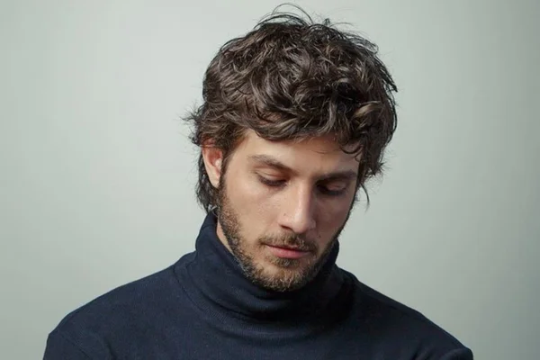 Chay Suede posta série de fotos na web e fã implora: “Tenha piedade”