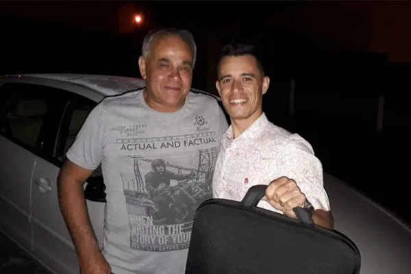 Homem acha notebook na rua e devolve ao dono na noite de Natal