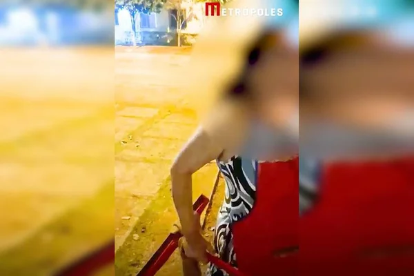 Vídeo: mulher se irrita com brincadeira e agride criança a pauladas