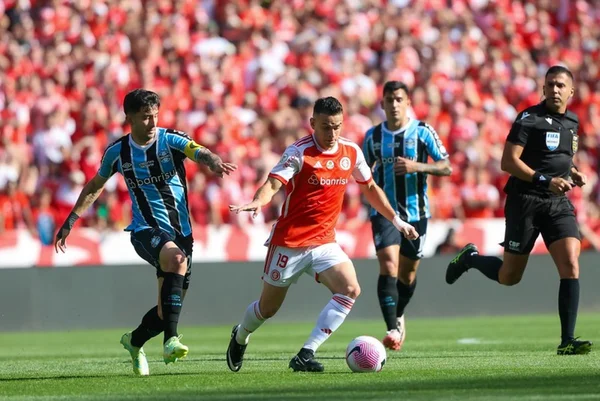 Imagem colorida de duelo entre Inter e Grêmio no Brasileirão- Metrópoles