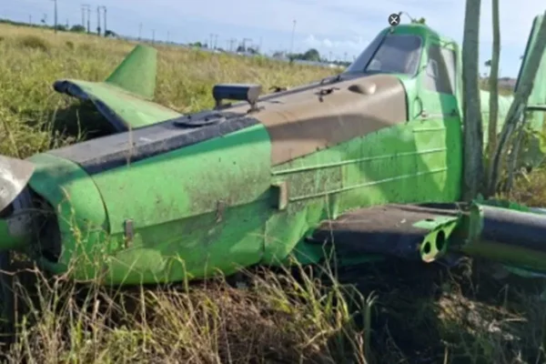 Imagem colorida de aeronave verde