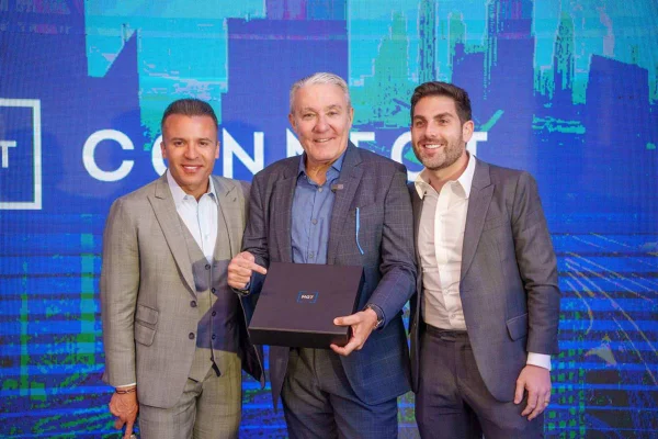 Três homens de terno com fundo azul