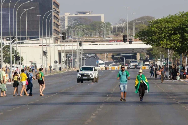 Manifestantes na Esplanada dos Ministérios
