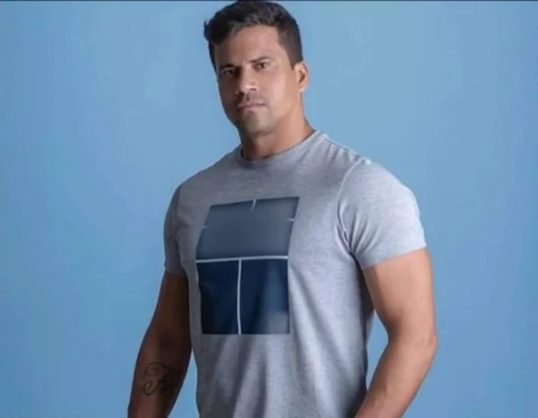 Homem de camiseta