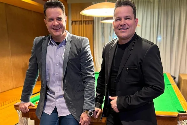 João Neto & Frederico posam juntos e sorridentes para as redes sociais - Metrópoles