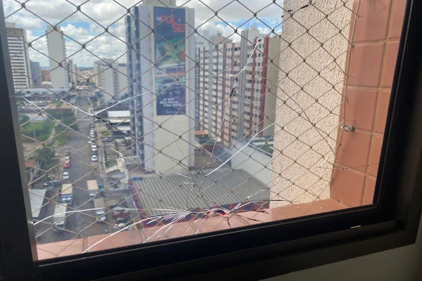 Foto de uma janela quebrada