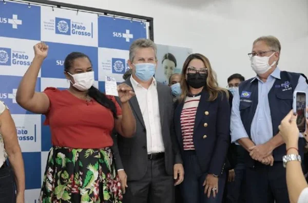 Mato Grosso começa vacinação com 10 profissionais da linha de frente contra a Covid-19