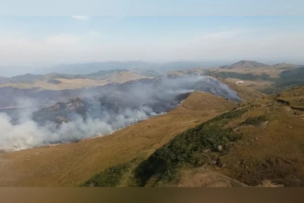 Incêndio que atingiu os Campos do Quiriri é controlado em SC