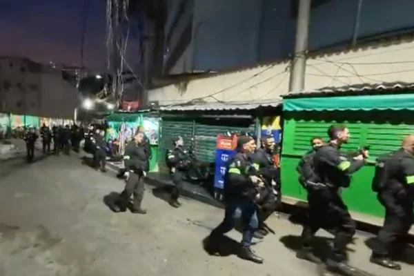 Operação contra o Comando Vermelho termina em troca de tiros no RJ