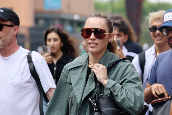 miley cyrus oculos escuros oculos de sol com armacao grande tendencia - metrópoles